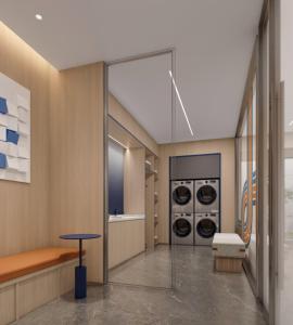 een wasruimte met wasmachine en droger bij Holiday Inn Express Shenzhen Sports Center by IHG in Shenzhen