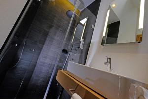 ein Bad mit einer Dusche und einem Waschbecken in der Unterkunft Hotel Vista Allegra in Ischgl