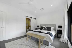 Postel nebo postele na pokoji v ubytování Fallenwood + 15 fotografií