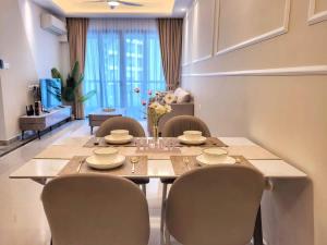 Χώρος καθιστικού στο R&F Princess Cove 2BR Singapore CIQ Malls Nearby