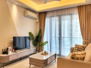 Μια τηλεόραση ή/και κέντρο ψυχαγωγίας στο R&F Princess Cove 2BR Singapore CIQ Malls Nearby