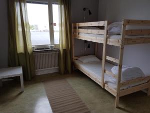 Zimmer mit 2 Etagenbetten und einem Fenster in der Unterkunft Hultsfreds Vandrarhem in Hultsfred