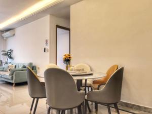 Posezení v ubytování R&F Princess Cove 3BR Boutique JB Central CIQ