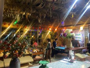 eine Gruppe von Menschen, die in einem Zimmer mit Pflanzen stehen in der Unterkunft Tam Coc Mango hostel in Vũ Lâm + 46 Fotos