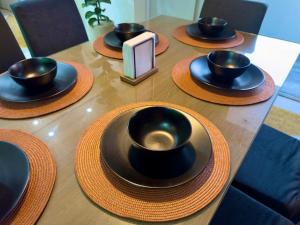 a group of hats on a wooden table at Apartamento moderno en cabecera Bucaramanga in Bucaramanga +25 photos