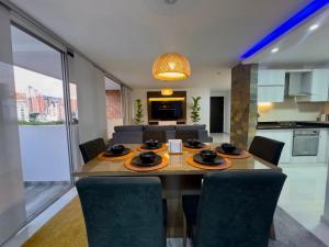 a dining table and chairs in a living room at Apartamento moderno en cabecera Bucaramanga in Bucaramanga