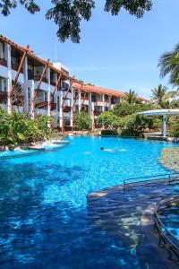 The Elements Krabi Resort - SHA Plus内部或周边的泳池