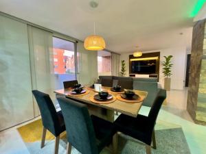 a dining room with a table and chairs at Apartamento moderno en cabecera Bucaramanga in Bucaramanga