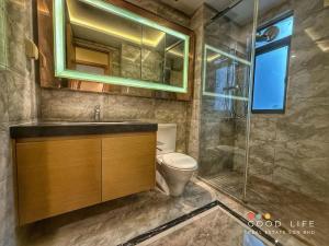 Un baño con inodoro, lavabo y ducha. en R&F Princess Cove 3BR JB Central CIQ Spacious, en Johor Bahru 12 fotos más