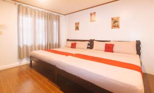 Ένα ή περισσότερα κρεβάτια σε δωμάτιο στο RedDoorz at LFamili Hotel Boracay