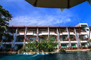 功孟海滩The Elements Krabi Resort - SHA Plus的酒店大楼前方设有游泳池