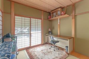 饭田市BANRYU 萬龍 バンリュウ的房间里有一张桌子和一把椅子的办公室 更多127张照片