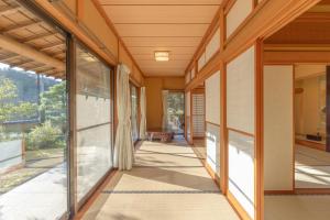 饭田市BANRYU 萬龍 バンリュウ的房屋的走廊,带滑动玻璃门