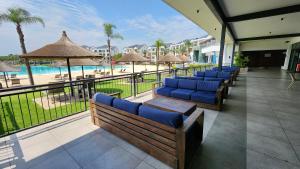 White House At The Blyde Crystal Lagoon في بريتوريا: فناء المنتجع مع كراسي وإطلالة على الشاطئ