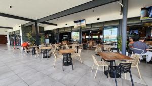 White House At The Blyde Crystal Lagoon في بريتوريا: مطعم فيه طاولات وكراسي والناس جالسين فيه