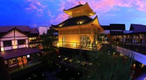 een groot gebouw met een toren erop bij OYO 440 Season 5 Residence in Naung Kham