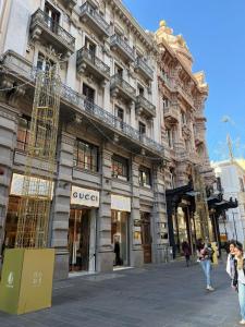 ein Gebäude mit Gerüsten an der Seite in der Unterkunft Sparano Palace - Luxury Maison in Bari + 10 Fotos