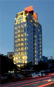 um edifício com uma placa de hotel em cima em London Hanoi Hotel em Hanói