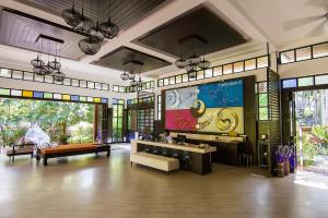 功孟海滩The Elements Krabi Resort - SHA Plus的大楼内带大屏幕的大房间