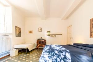 ein Schlafzimmer mit zwei Betten und einem Tisch in der Unterkunft La chiave del tempo in Lucca