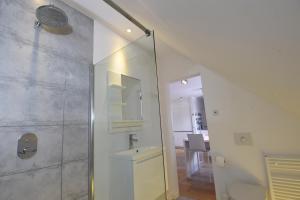 bagno con lavandino e specchio di Stay in Ghent a Gand