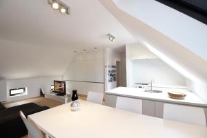 cocina y sala de estar con encimera blanca en Stay in Ghent, en Gante