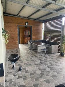 un soggiorno con un tavolo e un divano di La kazolie a Sainte-Rose 1 altra foto