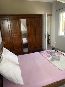 una camera con letto rosa e specchio di La kazolie a Sainte-Rose