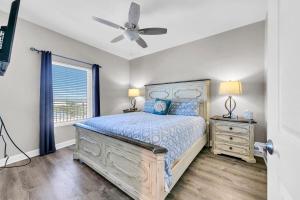 een slaapkamer met een bed en een plafondventilator bij Beachfront Condo in Panama City Beach! in Panama City Beach +42 foto's