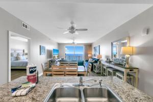 een keuken met een spoelbak en een woonkamer bij Beachfront Condo in Panama City Beach! in Panama City Beach
