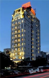 un edificio alto con un cartel de hotel encima en London Hanoi Hotel en Hanói