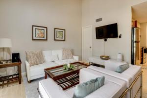 TV a/nebo společenská místnost v ubytování Golf, Swim and Dine! Condo with Lake Conroe Access