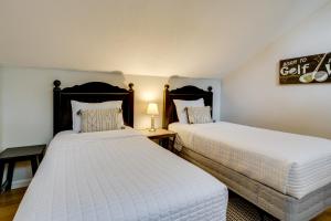 Postel nebo postele na pokoji v ubytování Golf, Swim and Dine! Condo with Lake Conroe Access + 29 fotografií