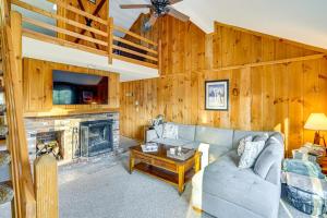 Posezení v ubytování 4 Mi to Mt Snow Resort! Family Condo with Balcony