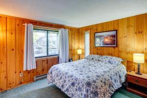 Postel nebo postele na pokoji v ubytování 4 Mi to Mt Snow Resort! Family Condo with Balcony