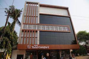 een gebouw met een 'Atrust Comfort'-bord ervoor bij Grand Tulsi in Nanded