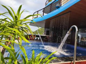 una piscina con una fuente de agua al lado de un edificio en Garden Legend Cruise, en Ha Long
