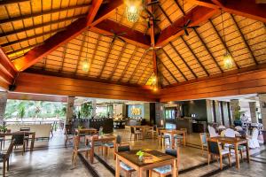 功孟海滩The Elements Krabi Resort - SHA Plus的有木制天花板和桌椅的餐厅