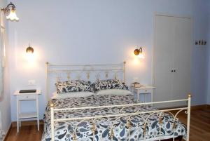 1 cama en un dormitorio con 2 mesitas de noche y 2 lámparas en Da Nonna Vera, en Turín