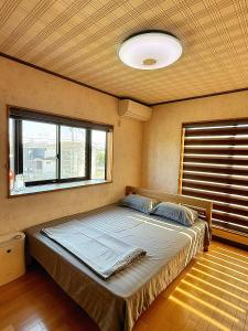 Ένα ή περισσότερα κρεβάτια σε δωμάτιο στο Sky House +15 φωτογραφίες