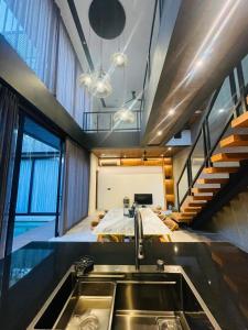 Η κουζίνα ή μικρή κουζίνα στο Villa Putri Berawa