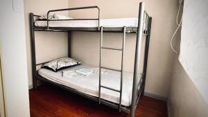 een paar stapelbedden in een kamer bij Spacious Central Davao City Getaway - Spacious Apartment with Shared Pool in Cabaguio +44 foto's