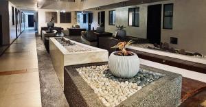 een lobby met een vaas in het midden van een kamer bij Spacious Central Davao City Getaway - Spacious Apartment with Shared Pool in Cabaguio