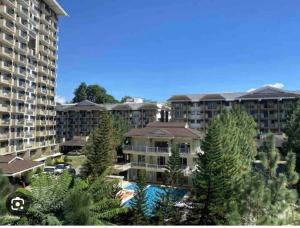 een luchtzicht op een groot appartementencomplex bij Spacious Central Davao City Getaway - Spacious Apartment with Shared Pool in Cabaguio