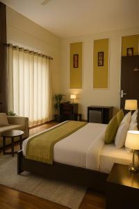 Voodi või voodid majutusasutuse Hotel Citrine, Vrindavan - A Four Star Luxury Retreat # By Nandan Group # toas