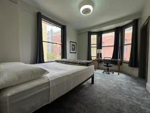 Postel nebo postele na pokoji v ubytování The Adella Hotel