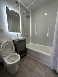 Koupelna v ubytování The Adella Hotel