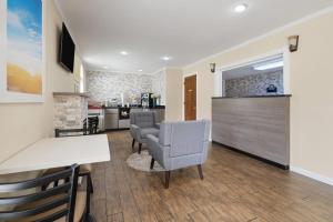 TV a/nebo společenská místnost v ubytování Days Inn by Wyndham Canton