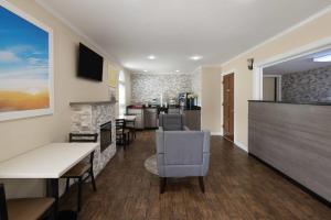 Kuchyň nebo kuchyňský kout v ubytování Days Inn by Wyndham Canton