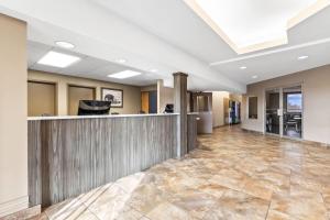 um saguão de um hospital com um balcão de recepção em Super 8 by Wyndham Prince Albert em Prince Albert